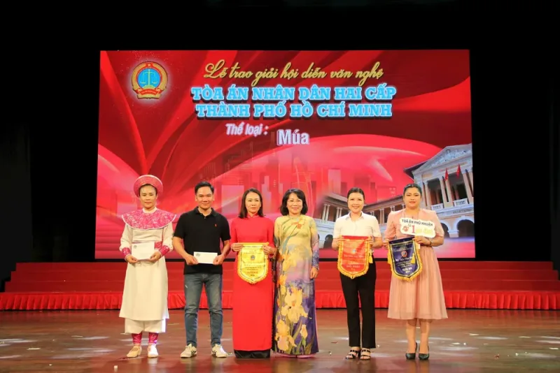 Phó Chánh án TAND TP.HCM Phạm Thị Thu Hà trao giải cho các đội thi. Ảnh: QT tand-hai-cap-tai-tp-hcm-to-chuc-hoi-dien-van-nghe-3.jpeg