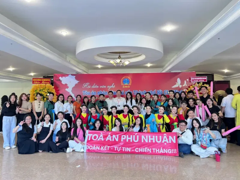 Tập thể TAND quận Phú Nhuận tham gia hội diễn văn nghệ TAND hai cấp. Ảnh: SM tand-hai-cap-tai-tp-hcm-to-chuc-hoi-dien-van-nghe-4.jpeg