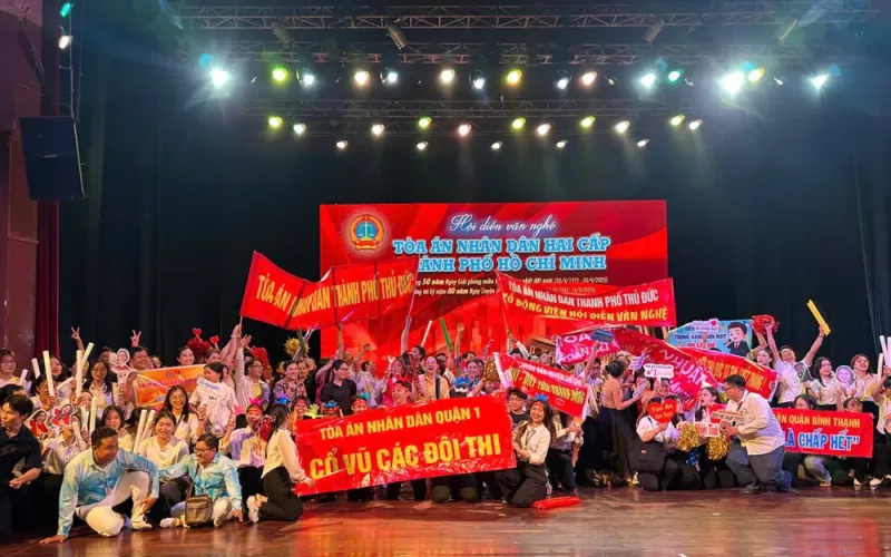 Hội diễn văn nghệ TAND hai cấp TP.HCM được diễn ra hết sức sôi nổi. TAND quận 1 đã đạt được Giải cổ động viên nhiệt tình. Ảnh: QT tand-hai-cap-tai-tp-hcm-to-chuc-hoi-dien-van-nghe-6.jpg