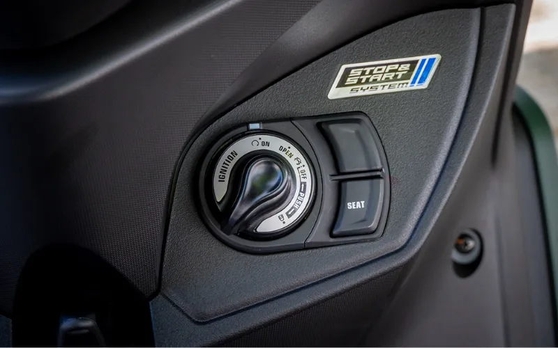 yamaha-lexi-11-png Xe còn được trang bị hệ thống khóa thông minh Smart Key và chân chống điện