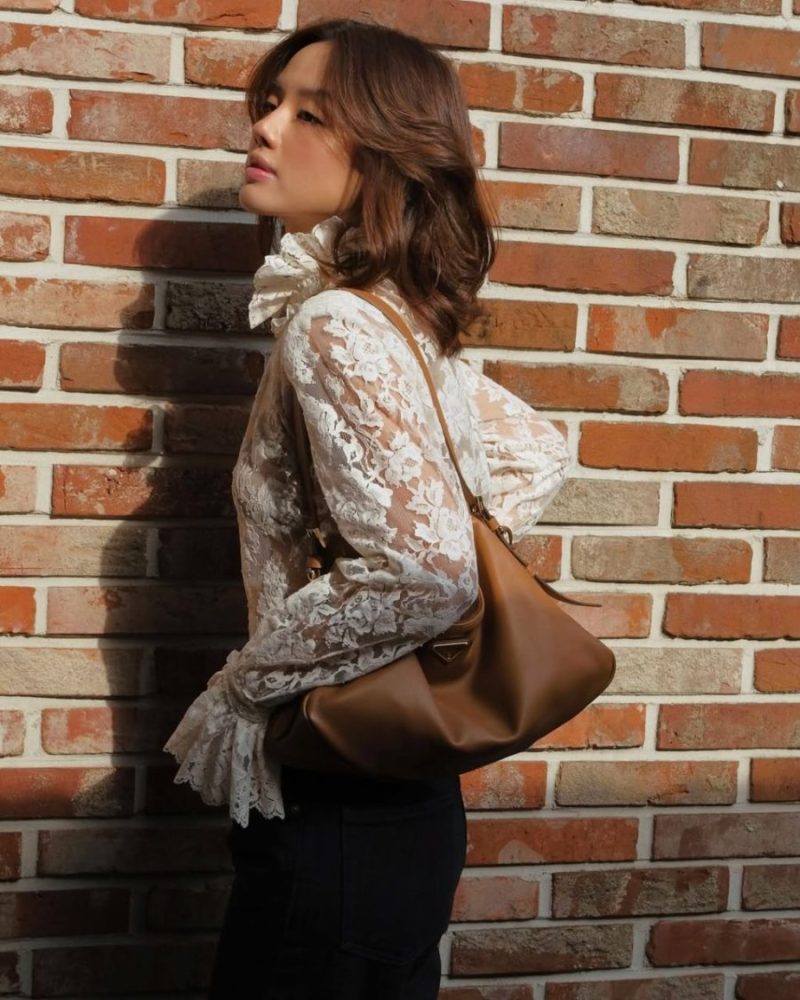 Một trong những ưu điểm lớn nhất của áo ren dài tay chính là khả năng phối hợp linh hoạt với nhiều trang phục khác nhau.