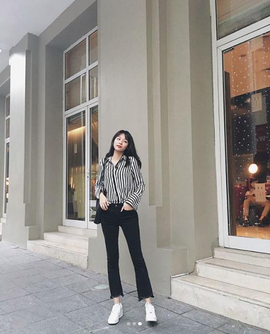 Thiết kế gọn gàng với ống loe nhẹ sẽ giúp chị em tôn dáng, tạo hiệu ứng chân thon dài