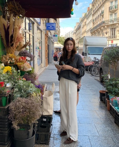 Không chỉ có chân váy trắng, quần trắng ống suông cũng đang trở thành món đồ yêu thích của nhiều quý cô.