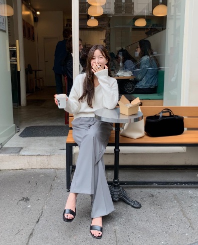 Quần màu xám là lựa chọn không thể thiếu của những cô nàng sành điệu.