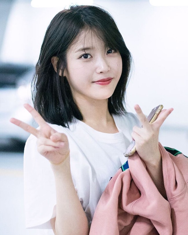 Kiểu mái này che phủ một phần trán, giúp tổng thể hài hòa và trông thon gọn hơn.