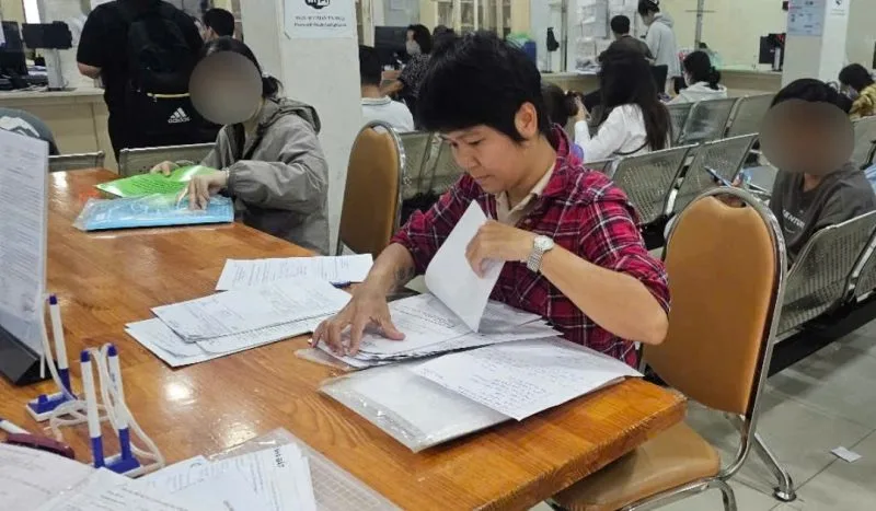 Bà Quách Ngọc Dung - đại diện theo ủy quyền của bà Nguyễn Ngọc Liên đến nộp hồ sơ xin cấp lại giấy chứng nhận. Ảnh: SONG MAI mot-viet-kieu-duoc-lam-ho-so-xin-cap-lai-so-hong-bi-danh-trao-1.jpg
