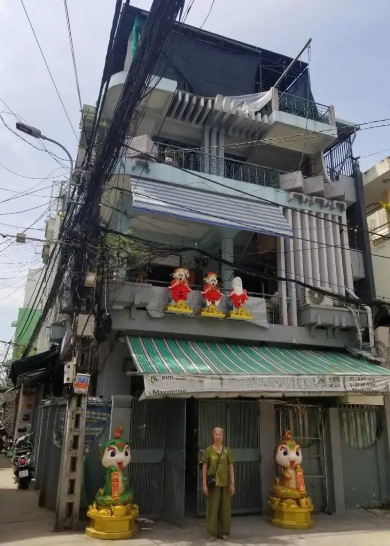 Bà Nguyễn Ngọc Liên trước căn nhà bị đánh tráo sổ hồng. Ảnh: SONG MAI sổ hồng bị đánh tráo