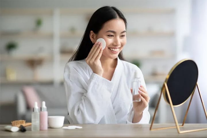 7 điều cần tránh khi dùng nước hoa hồng dưỡng da - Ảnh 1. 7 điều cần tránh khi dùng nước hoa hồng dưỡng da - Ảnh 1.