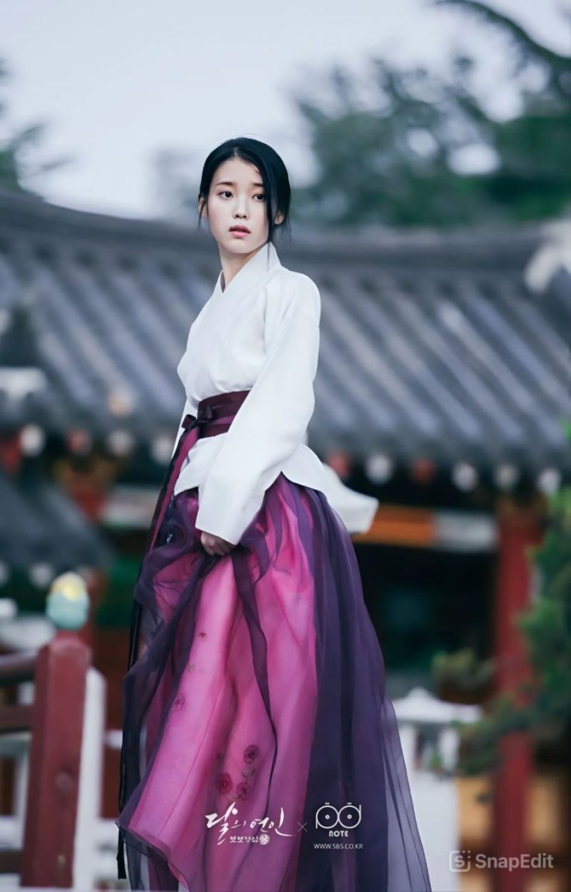 phongcach2-0844 Vai diễn Hae Soo mang đến một diện mạo hoàn toàn mới của IU với những bộ hanbok tuyệt đẹp.