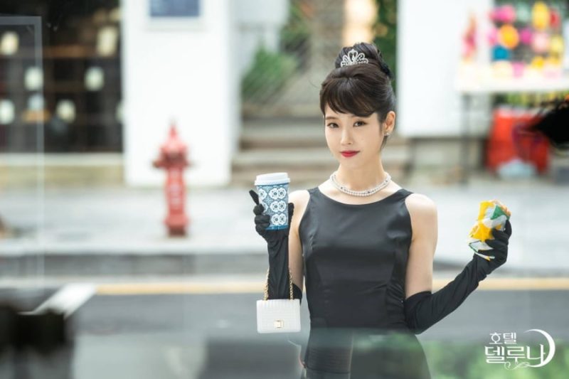 phongcach3-0844 Váy ren, nhung cùng gam màu tối huyền bí giúp tôn lên vẻ đẹp quyền lực, kiêu kỳ của nữ chủ nhân
