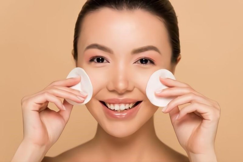 taytrang2-0852 Hãy nhẹ nhàng lau mặt theo chuyển động tròn, để lớp trang điểm và bụi bẩn tan ra một cách tự nhiên.