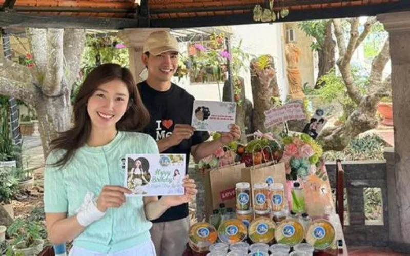 thuy ngan khoe khoanh khac dac biet ben canh tinh tin don mot chi tiet khien fan day thuyen nhiet tinh 091624 jpg