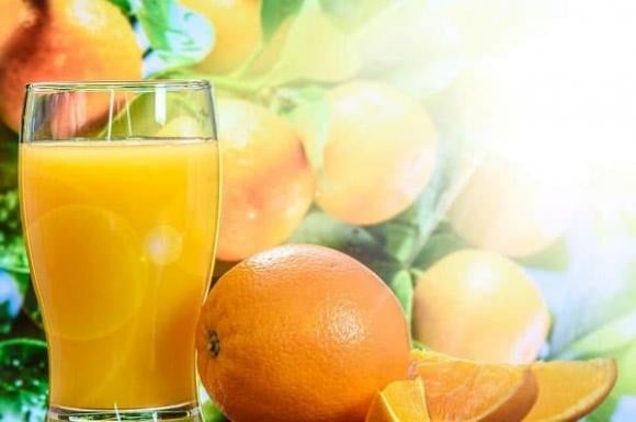 3-1332 Nhờ hàm lượng vitamin C dồi dào, nước cam giúp tăng sức đề kháng, giảm nguy cơ cảm lạnh theo mùa và hỗ trợ hệ miễn dịch hoạt động hiệu quả hơn.