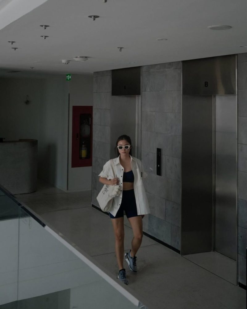 Ngoài việc giữ ấm nhẹ nhàng vào những buổi sáng sớm hoặc tối muộn, kiểu áo này còn tạo điểm nhấn thời trang