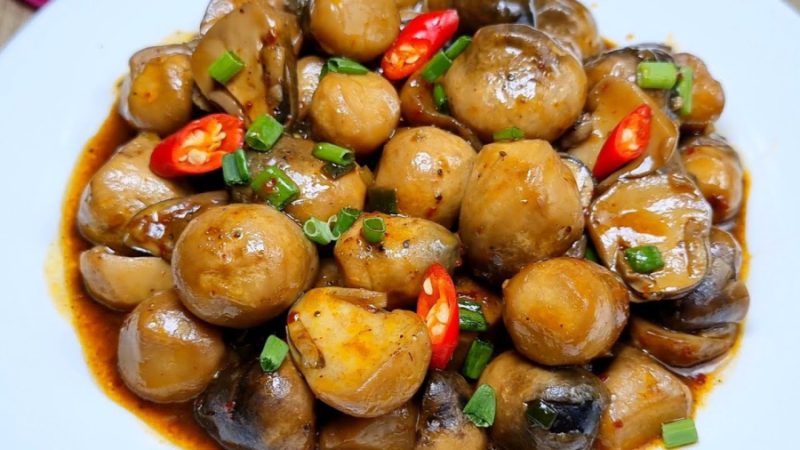 cach-che-bien-nam-rom-sai-lam-1-1943 Nấm chưa được nấu chín kỹ hoặc kết hợp với thực phẩm không phù hợp có thể gây ngộ độc thực phẩm