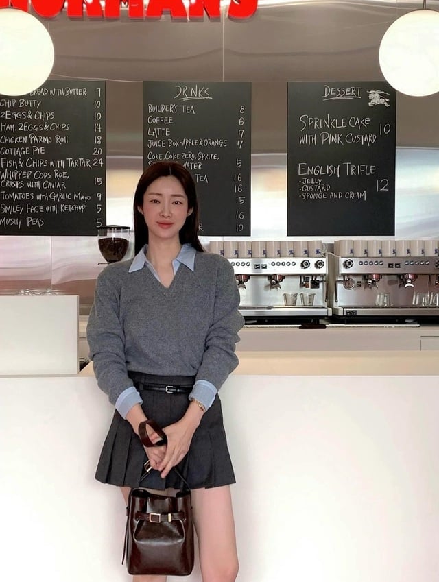 Một chiếc áo sơ mi trắng kết hợp với chân váy xếp ly sẽ mang lại diện mạo thanh lịch nhưng không kém phần trẻ trung.