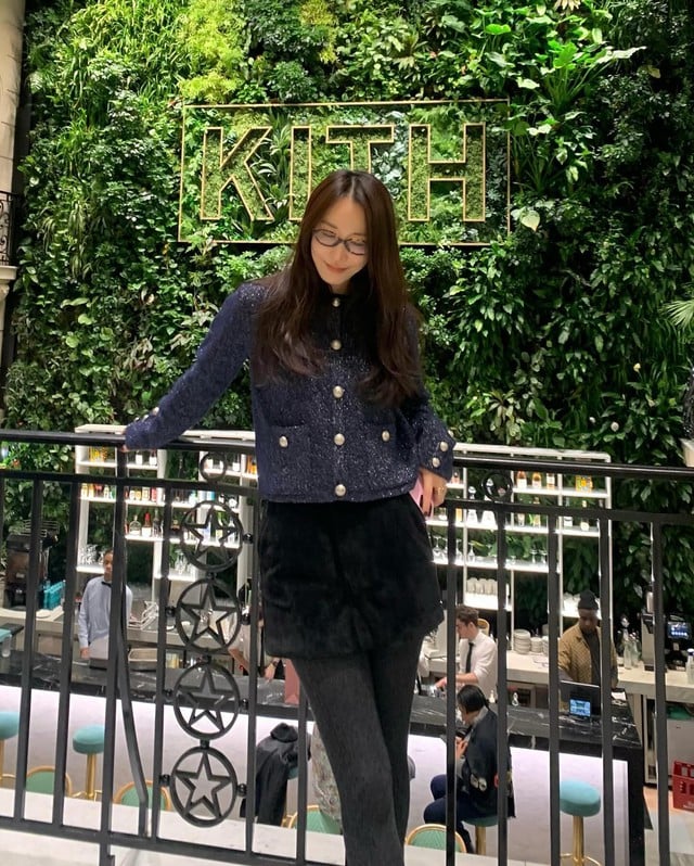 Giày sneakers hoặc giày mule sẽ là lựa chọn tuyệt vời để giữ được sự thoải mái mà vẫn thanh lịch.