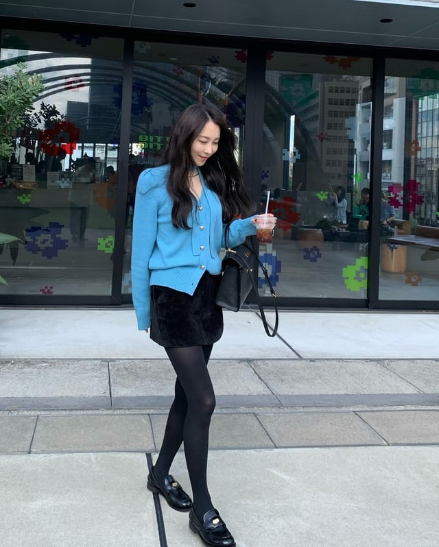 Sự kết hợp này giúp vẻ ngoài thêm phần ngọt ngào và nữ tính.