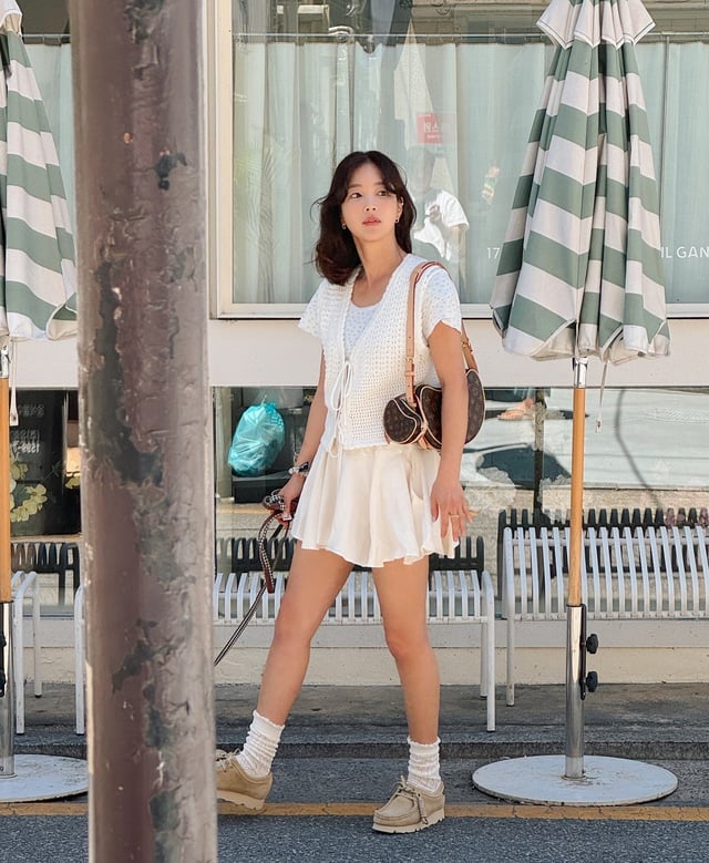 Khi kết hợp cùng chân váy xòe, set đồ không chỉ giúp tôn dáng mà còn tạo cảm giác trẻ trung và nữ tính.