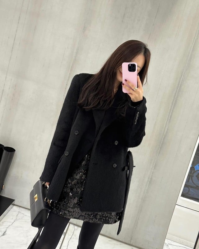 Những chiếc áo khoác dáng dài luôn mang lại vẻ ngoài sang trọng và quý phái.