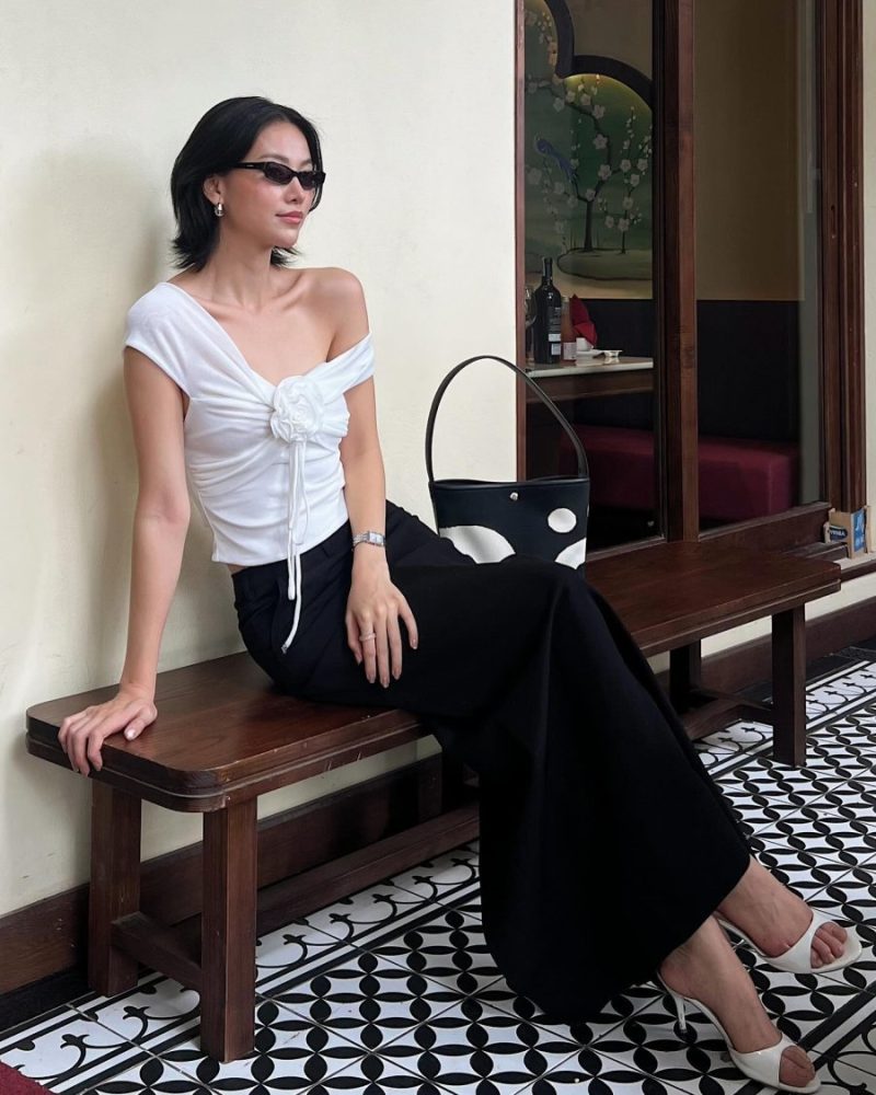 Để tăng thêm hiệu ứng kéo dài đôi chân, đôi mule cao gót là lựa chọn không thể bỏ qua.