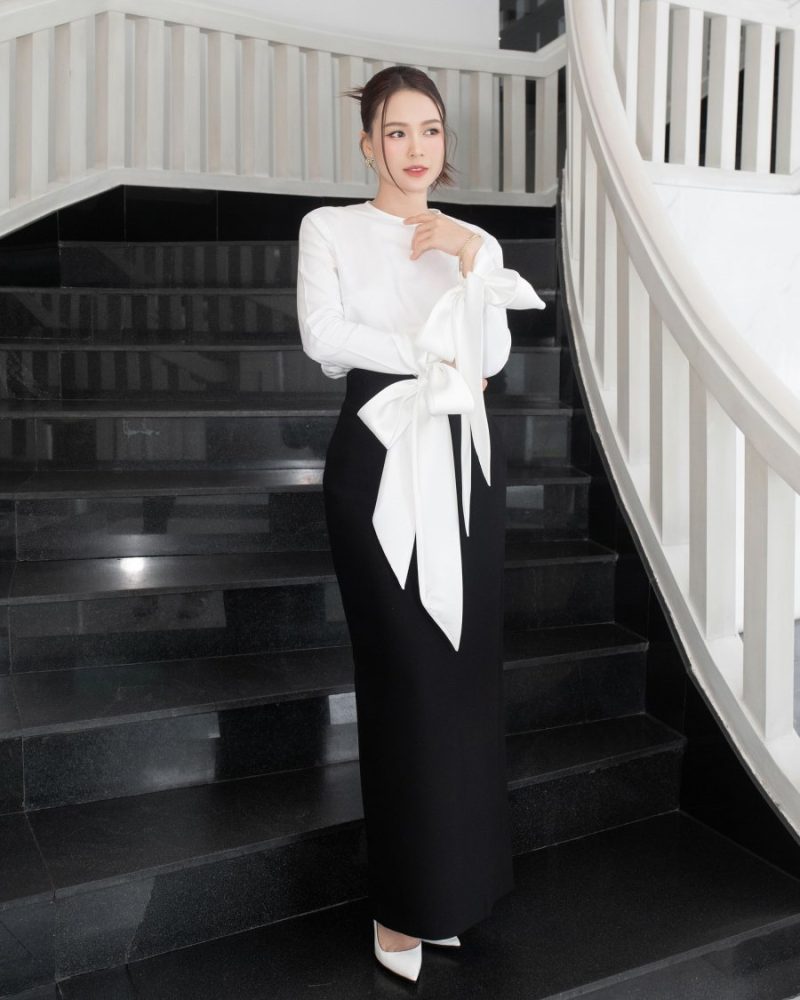 Thiết kế áo giúp tạo điểm nhấn cho tổng thể, trong khi chân váy dài mang đến nét yêu kiều.