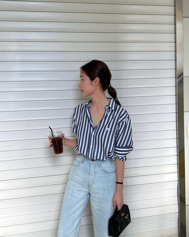 Một chiếc áo sơ mi sáng màu có thể dễ dàng kết hợp với nhiều kiểu quần và chân váy khác nhau