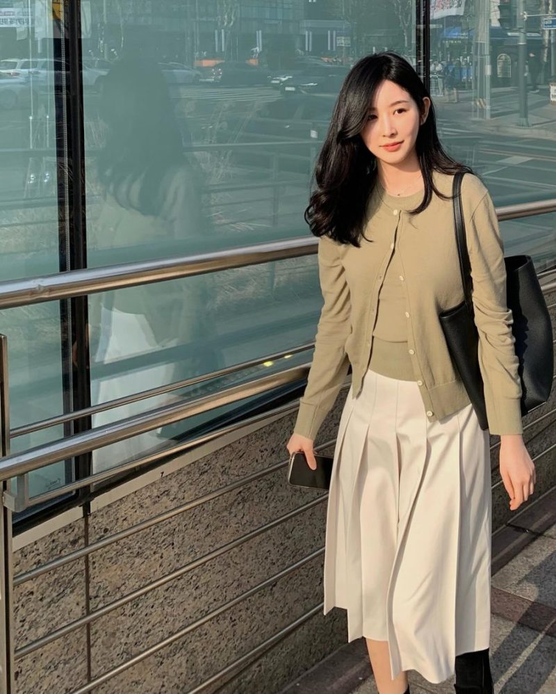 Kết hợp chân váy với áo sơ mi hay áo len ngắn tay sẽ tạo nên set đồ công sở vừa trang nhã vừa hiện đại.