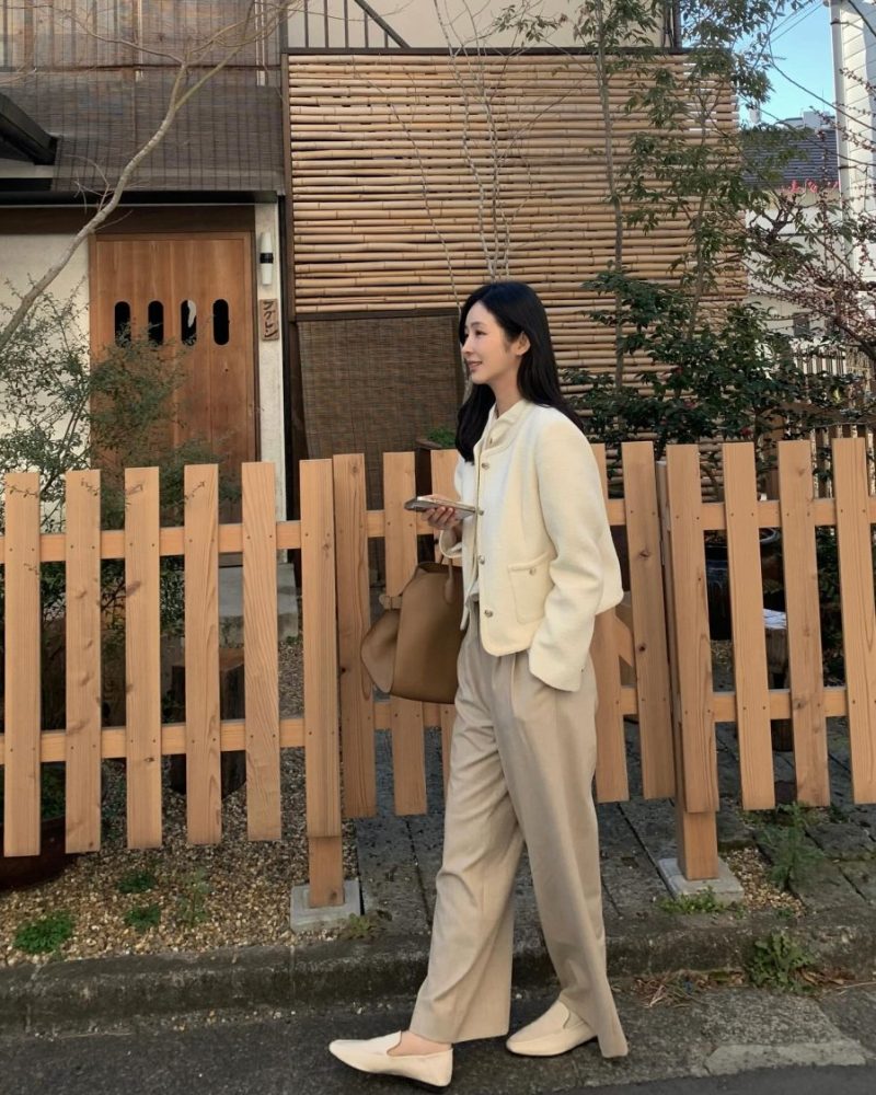 Để hoàn thiện trang phục, quần âu dáng rộng có thể phối cùng áo sơ mi, áo blouse hoặc áo thun đơn giản.