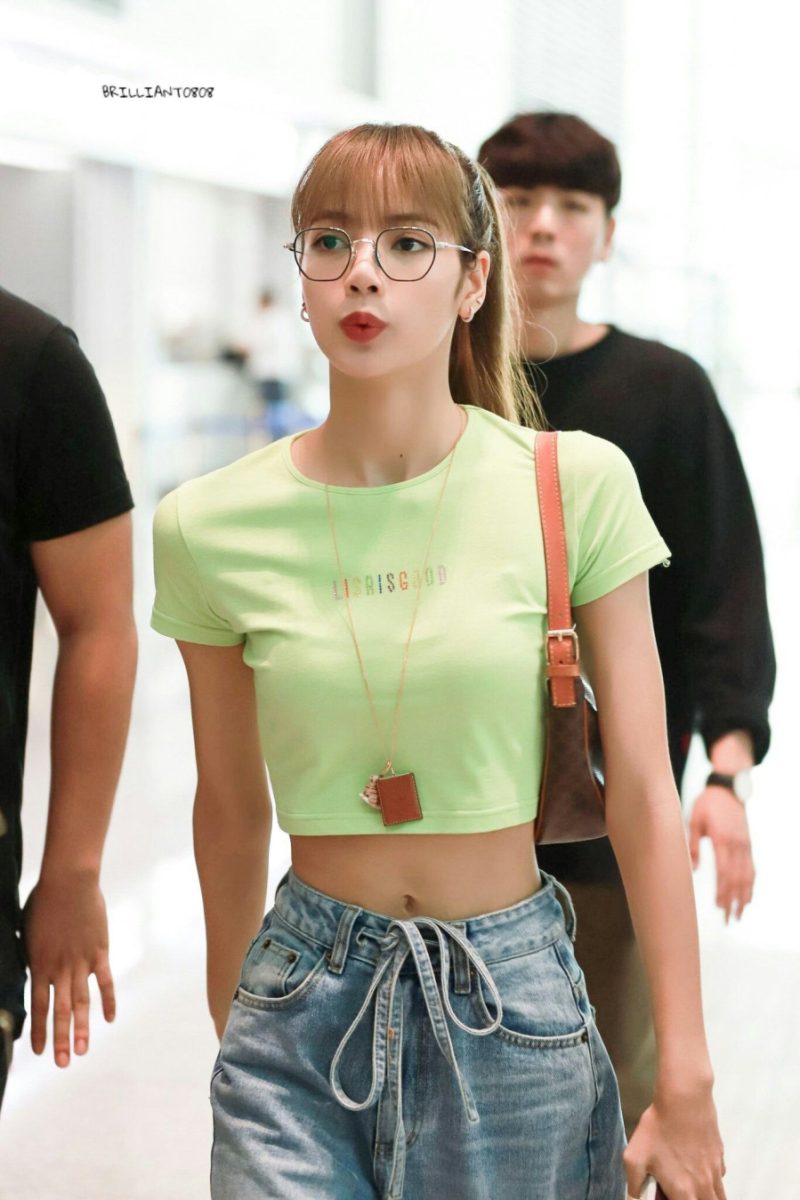 Lisa thường lựa chọn áo croptop đơn giản nhưng phối cùng quần jeans ống suôn