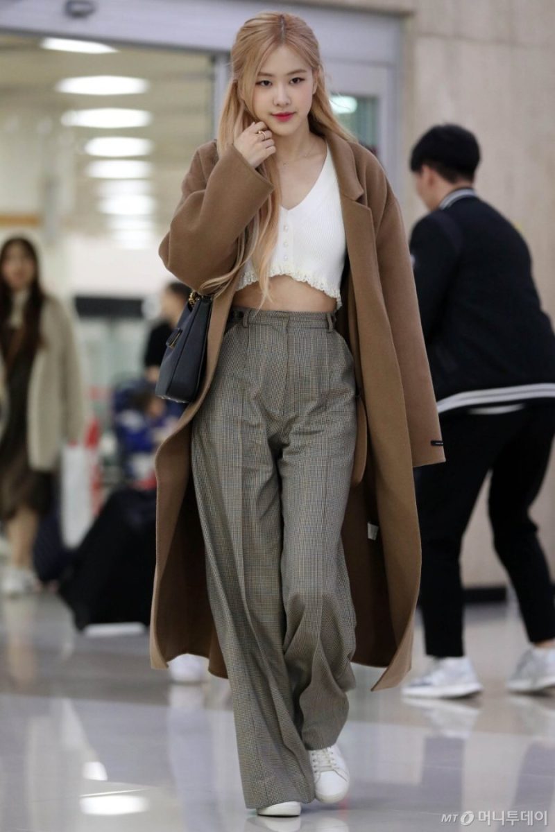 Rosé là tín đồ của quần jeans và quần âu ống rộng