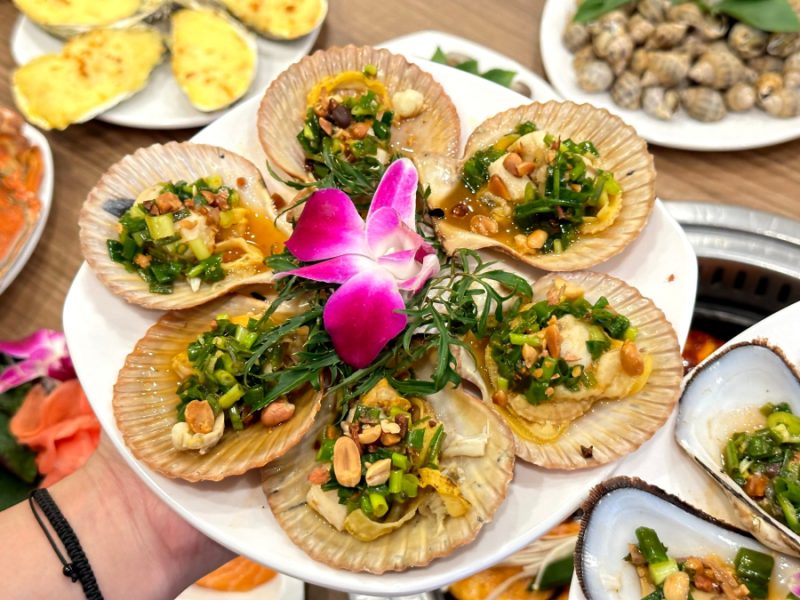 Chuyên gia khuyến cáo, trước khi chế biến, bạn cần ngâm sò trong nước muối loãng khoảng 30 phút để làm sạch cặn bẩn và tạp chất