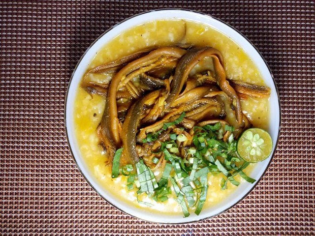 Để phòng tránh, bạn cần rửa sạch lươn bằng nước muối, sau đó nấu chín kỹ ở nhiệt độ cao. Tránh ăn lươn tái hoặc các món gỏi lươn chưa qua xử lý nhiệt đầy đủ