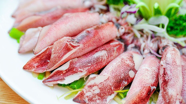 Để giảm thiểu rủi ro, bạn nên loại bỏ hoàn toàn nội tạng mực trước khi chế biến