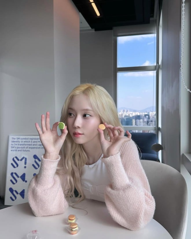 Winter cũng không nằm ngoài xu hướng này khi chọn bolero len hồng baby kết hợp áo hai dây trắng nhấn nơ.