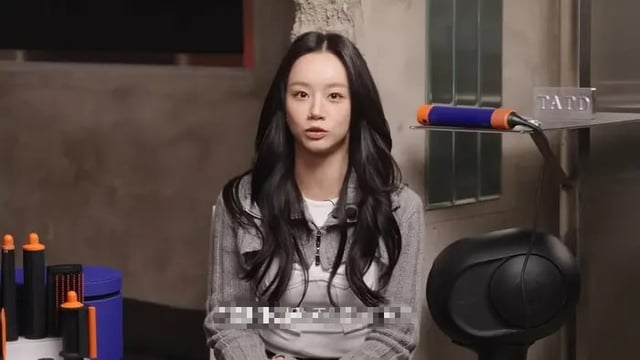 Cô nàng kết hợp áo bolero xám cùng áo phông trắng basic và quần jeans đen.