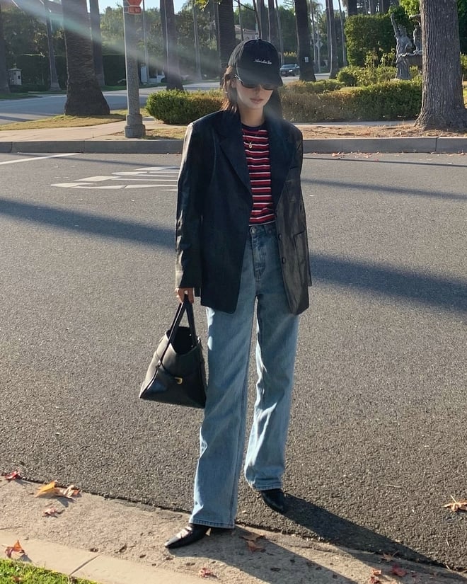 Xuất hiện từ những thập niên trước nhưng quần jeans ống rộng chưa bao giờ lỗi thời.