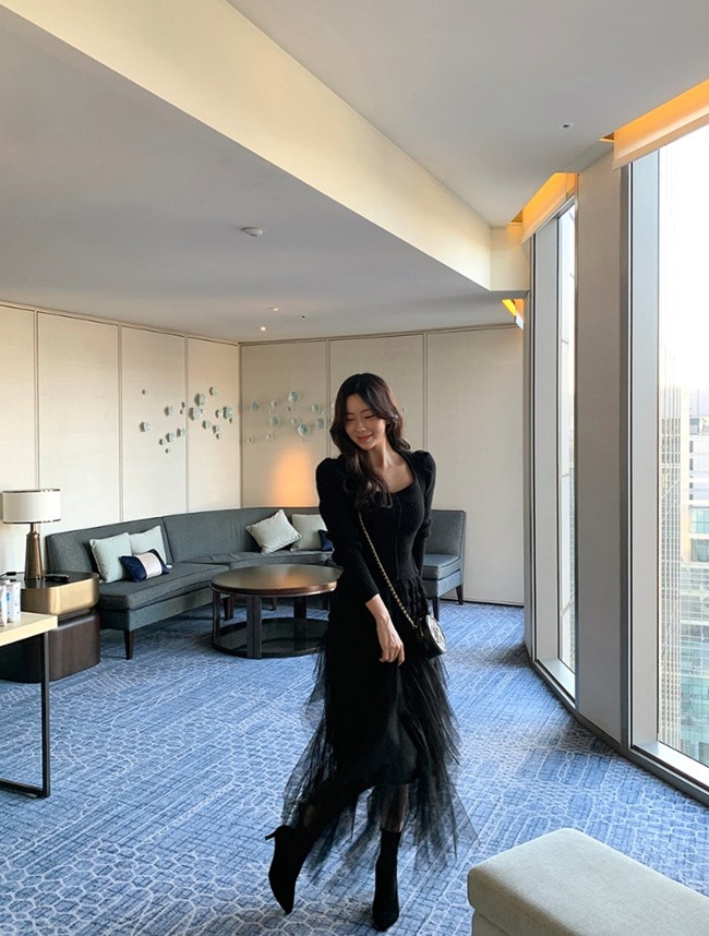 Những mẫu chân váy voan xếp tầng mang đến vẻ ngoài mềm mại, nữ tính nhưng lại không phù hợp với không gian công sở.