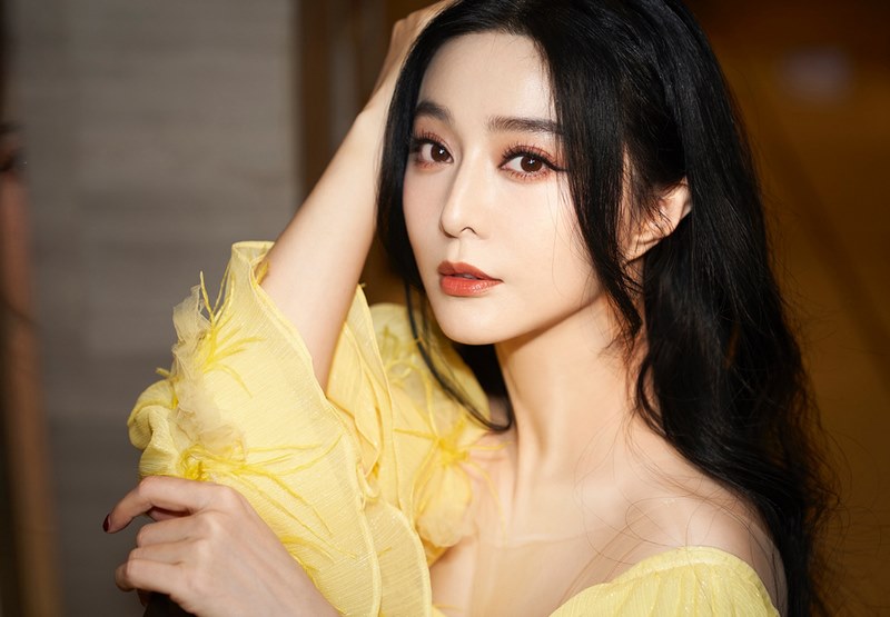 lamdep4-0913 Vào buổi sáng, cô ưu tiên sữa rửa mặt dịu nhẹ, sau đó thoa tinh chất dưỡng ẩm trước khi đắp mặt nạ.