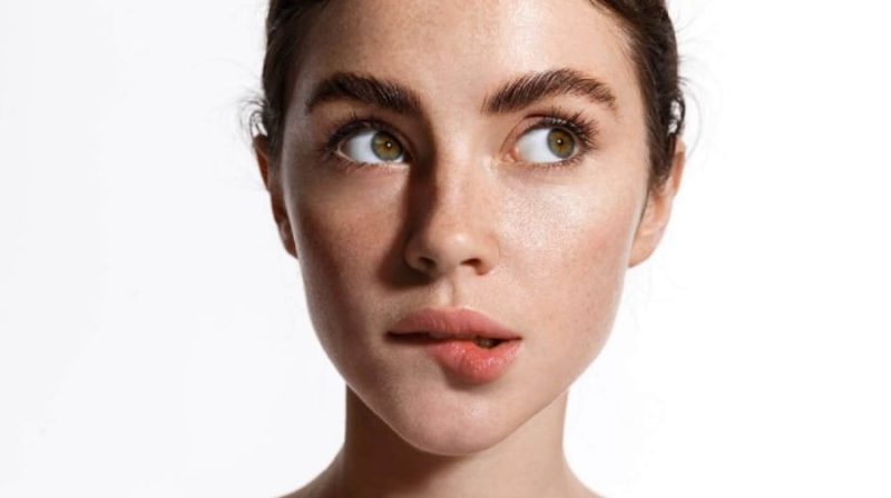 Việc tẩy tế bào chết định kỳ giúp loại bỏ lớp sừng già cỗi, thúc đẩy quá trình tái tạo da mới