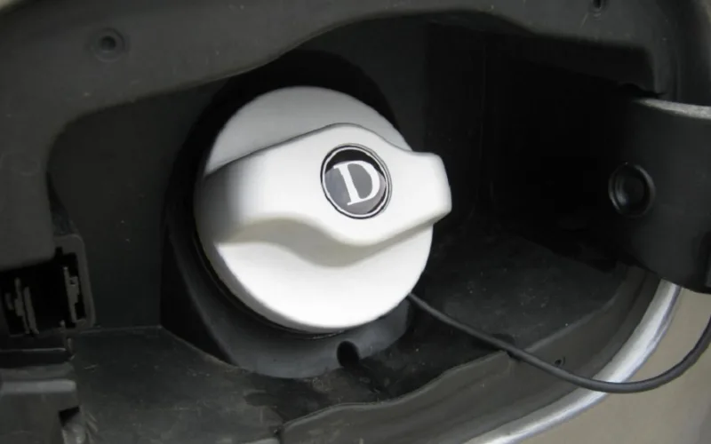 Nắp bình xăng chưa đóng kín