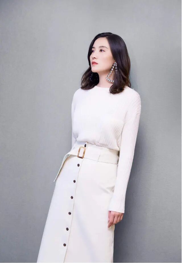 Kiểu dáng ôm eo có thể làm nổi bật vòng eo của bạn, khiến tổng thể trông cao và thon gọn hơn.