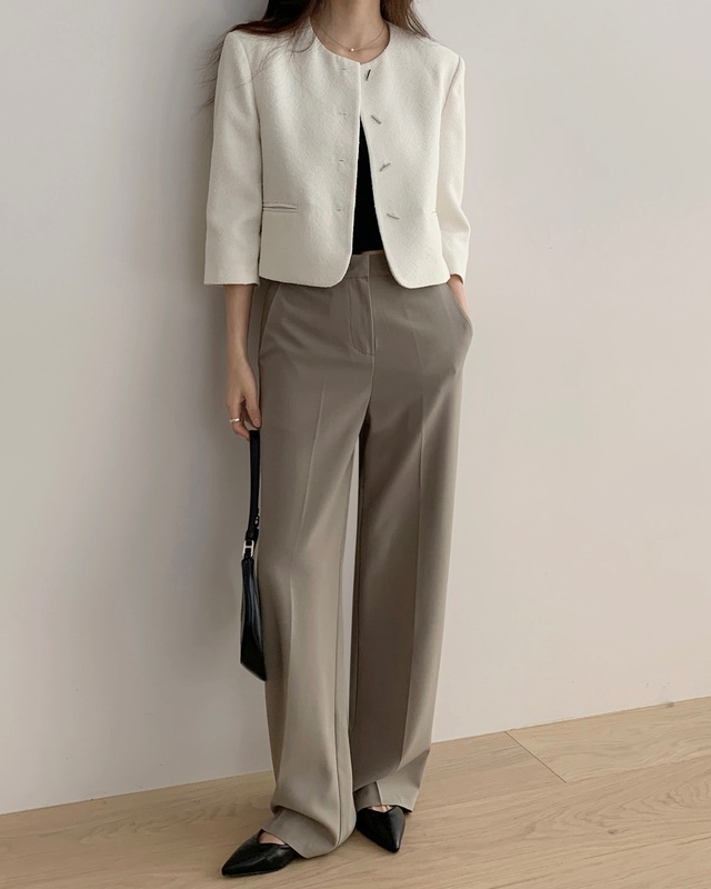 Để set đồ không bị đơn điệu, hãy khoác thêm một chiếc áo blazer trắng cổ tròn.