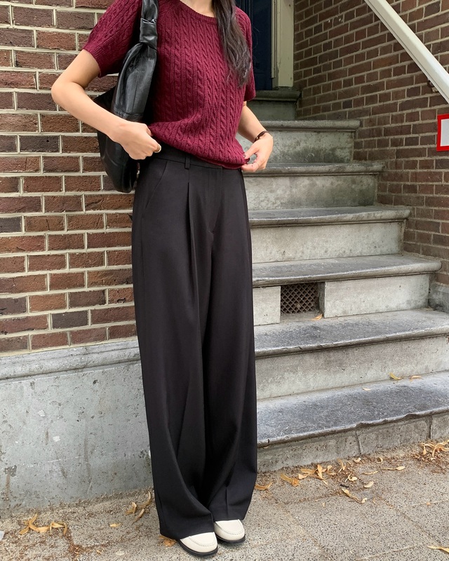 Chị em có thể chọn áo len cộc tay màu đỏ trầm kết hợp với quần âu đen.