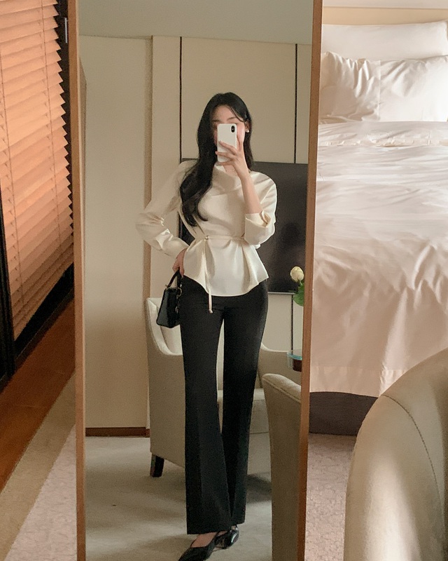 Tuy đơn giản với hai gam màu cơ bản nhưng set đồ này vẫn toát lên vẻ thời thượng.