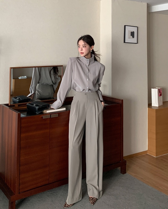 Để tăng phần nổi bật, hãy nhấn nhá với giày mũi nhọn họa tiết da báo – một điểm nhấn thú vị cho tổng thể trang phục.