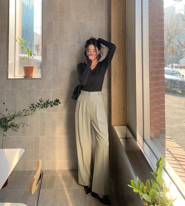 Giày bệt mũi nhọn giúp tạo cảm giác thoải mái khi di chuyển, đồng thời tôn lên nét thanh lịch.