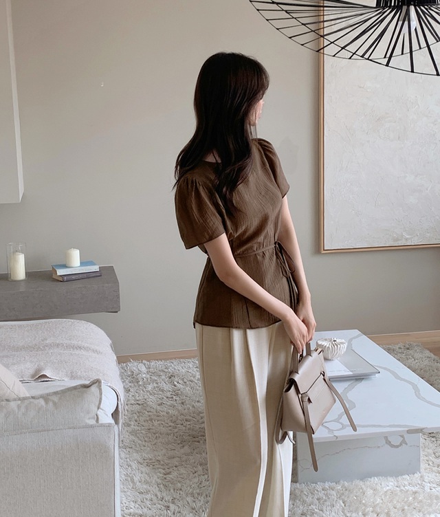 Khi kết hợp cùng quần trắng kem và túi xách xám nhạt, tổng thể sẽ trở nên hài hòa