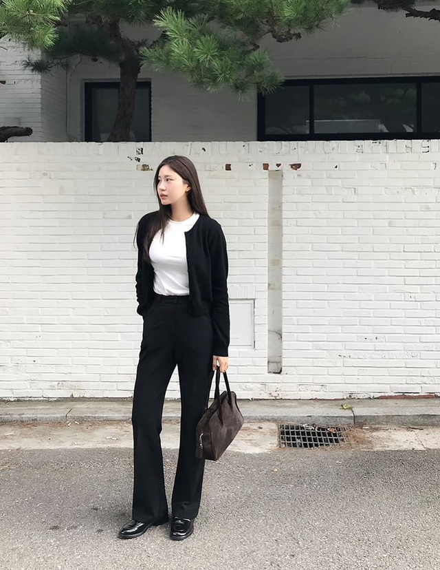 Để giữ trọn vẻ thanh lịch, hãy chọn giày loafer đen và túi xách da lộn màu nâu làm điểm nhấn.