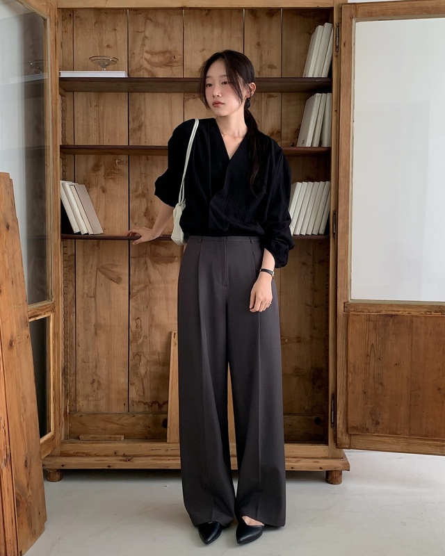 Một đôi giày mũi nhọn màu đen sẽ là lựa chọn lý tưởng để tăng thêm sự tinh tế.